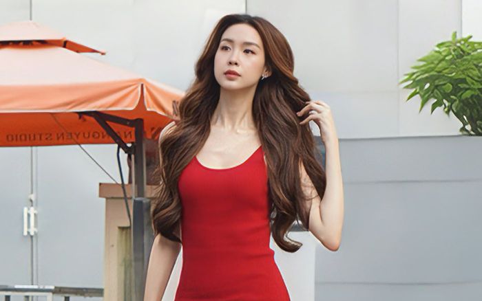 Bảo Ngọc diện váy hai dây ôm sát body, khoe trọn đôi chân dài 1m23