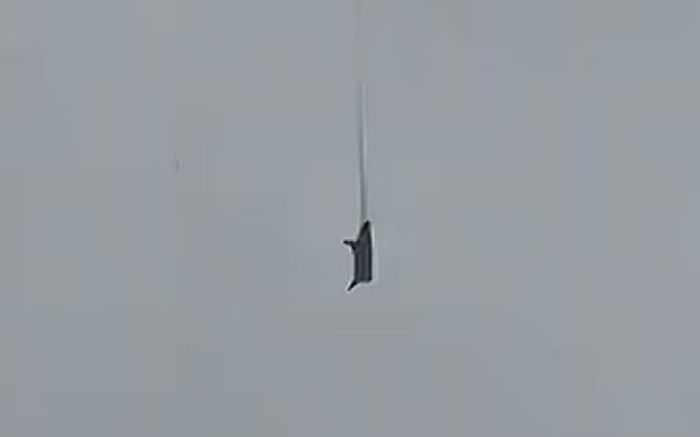 Con lợn lơ lửng trên trời suốt nhiều giờ, cảnh tượng khiến dân làng xôn xao