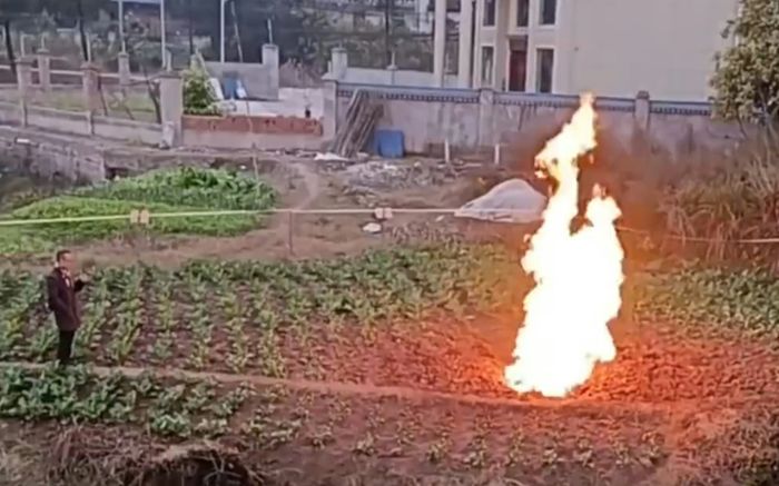 Ngọn lửa bùng cháy giữa cánh đồng nhiều ngày không tắt, người dân lo lắng trước hiện tượng lạ