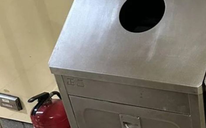 Đốt giấy vệ sinh rồi ném vào thùng rác ở ga tàu điện, cậu bé 15 tuổi suýt gây họa lớn