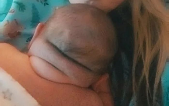 Người phụ nữ sinh ra đứa con 'khổng lồ', cả phòng mổ sững sờ