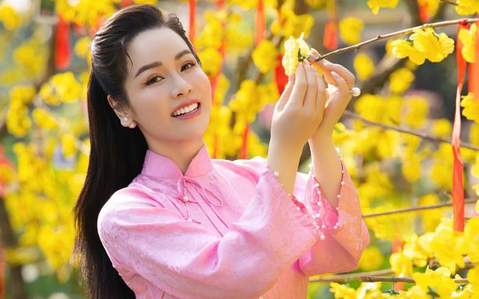 Nhật Kim Anh rạng rỡ trở lại sau khi xuất gia gieo duyên