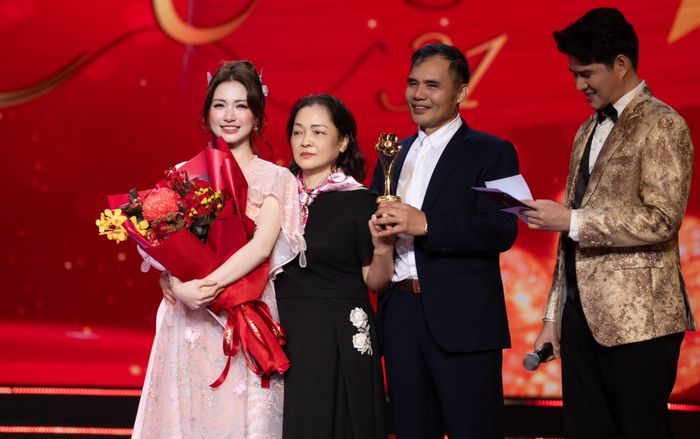 Hoà Minzy thanh minh về khoảnh khắc chiếm sóng ở giải Mai Vàng