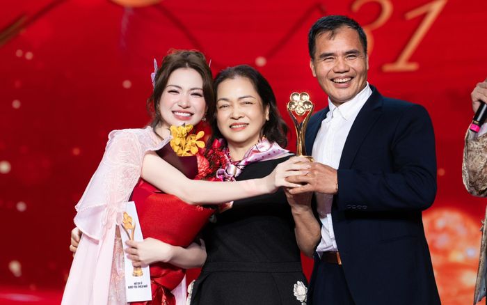 Hòa Minzy gửi tâm thư tới bố mẹ sau khoảnh khắc chiếm sóng ở Mai Vàng 2025