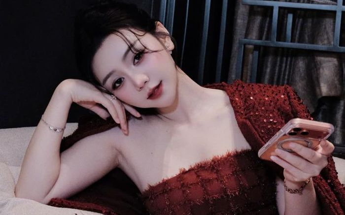 Quỳnh Kool khoe dáng vẻ điềm tĩnh trong loạt ảnh mới