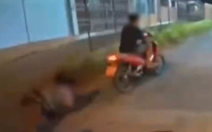 Bị cảnh sát truy đuổi, nam thanh niên phóng xe bỏ mặc bạn gái ngã xuống đường