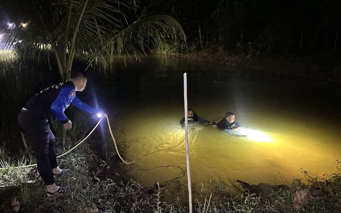 Đi làm về nhưng không thấy mẹ đâu, cô con gái gục ngã khi nhìn ra ao cá
