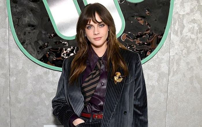 Người mẫu Cara Delevingne 'đổi gió' với mái tóc nâu, diện trang phục phi giới tính đầy cuốn hút