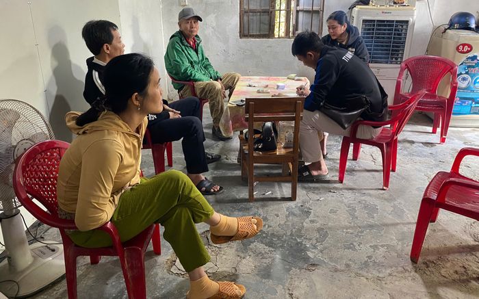 Tại một ngôi nhà, hành vi phạm pháp của 4 nam nữ bị Công an bắt quả tang