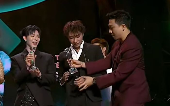 Trấn Thành 'từ chối' giải thưởng trên sân khấu Làn Sóng Xanh