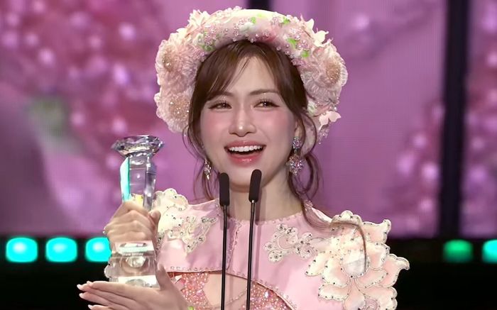Hòa Minzy bật khóc khi nhắc đến con trai ngay trên sân khấu Làn Sóng Xanh
