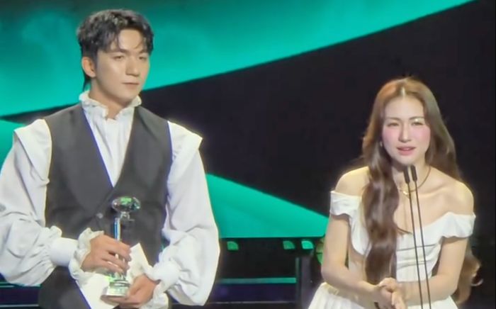 Hành động tinh tế của nam chính phim Mưa Đỏ dành cho Hòa Minzy