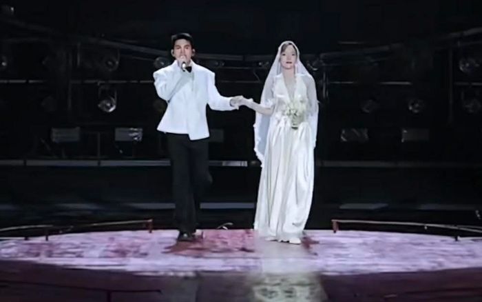 Nam ca sĩ Việt dẫn cô dâu lên sân khấu khiến hàng nghìn khán giả vỡ òa