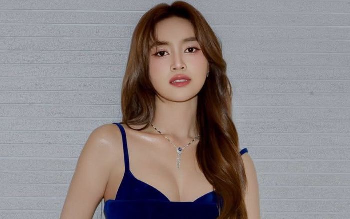 Đoạn clip Ninh Dương Lan Ngọc quỳ gối trước một sao nam gây xôn xao