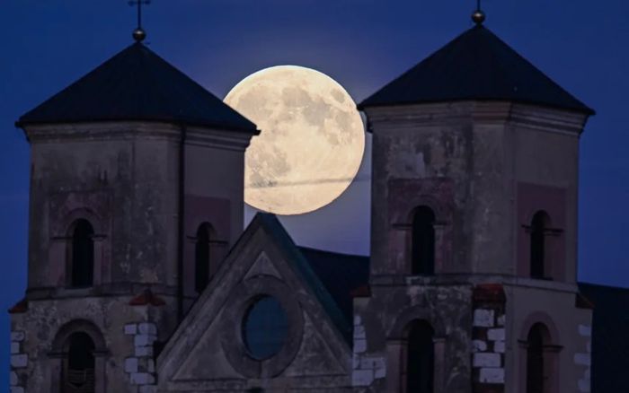 Các hiện tượng nhật thực, siêu trăng và mưa sao băng trong 2026