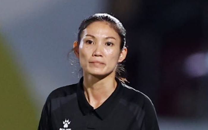 Nữ trọng tài Lào đổi đời