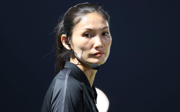 Đến quê hương của nữ trọng tài Lào, thưởng thức món salad thịt sống nổi tiếng