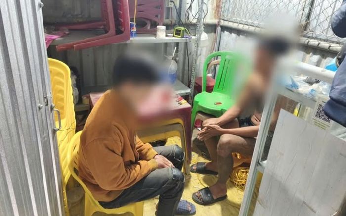 Đang có hành vi xấu hổ tại căn chòi nhỏ, 2 nam thanh niên bị Công an bắt quả tang