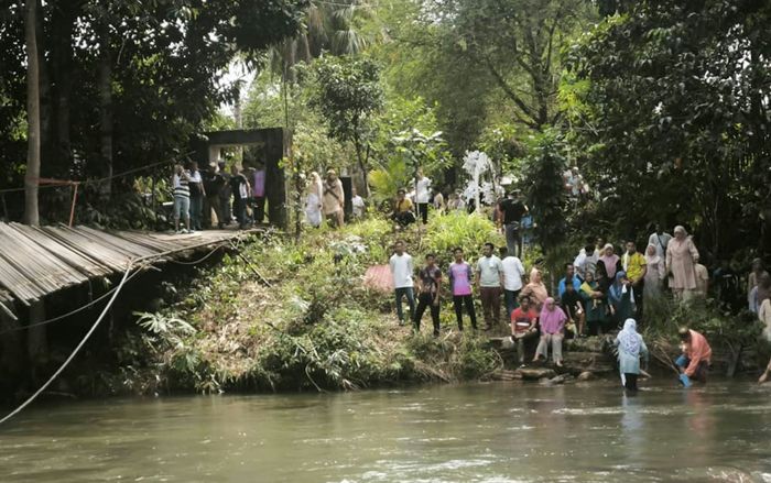 Đoàn rước dâu đang đi qua cầu thì bị sập, 50 người rơi xuống sông