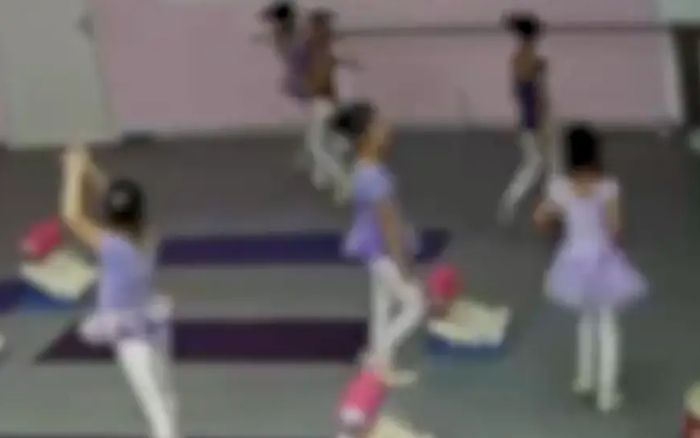 Bé gái 6 tuổi bị liệt suốt đời sau buổi học múa, cha mẹ bức xúc vì suốt 7 năm chưa nhận được lời xin lỗi