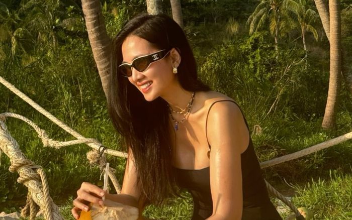 Siêu mẫu Anh Thư diện đồ bơi gợi cảm, khoe body 'căng đét' ở tuổi 44