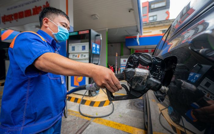 Giá xăng dầu hôm nay 6/1: Tăng cực mạnh