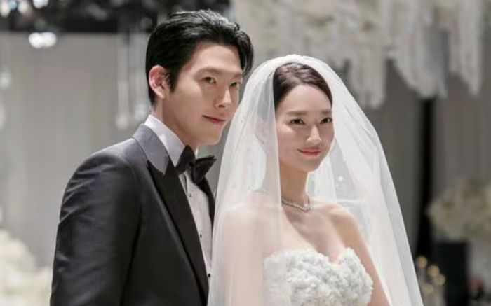 'Tan chảy' với hành động của Shin Min Ah và Kim Woo Bin sau đám cưới cổ tích
