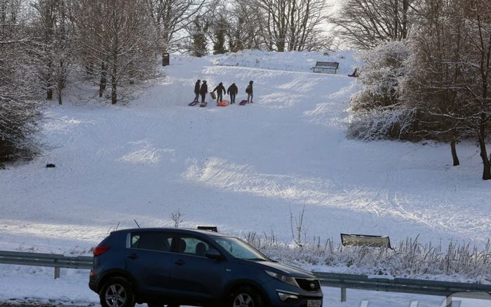 Tuyết dày bao trùm Tây Âu, giao thông hàng không và trường học tê liệt