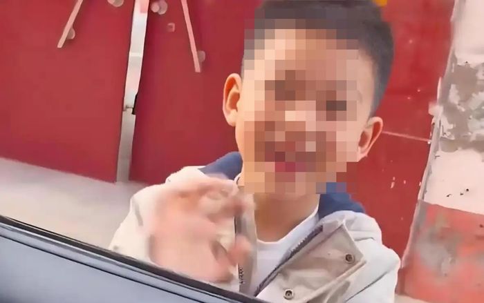 Nói dối 'đi thăm họ hàng' rồi để con trai ở quê, hành động sau đó của người cha gây xúc động