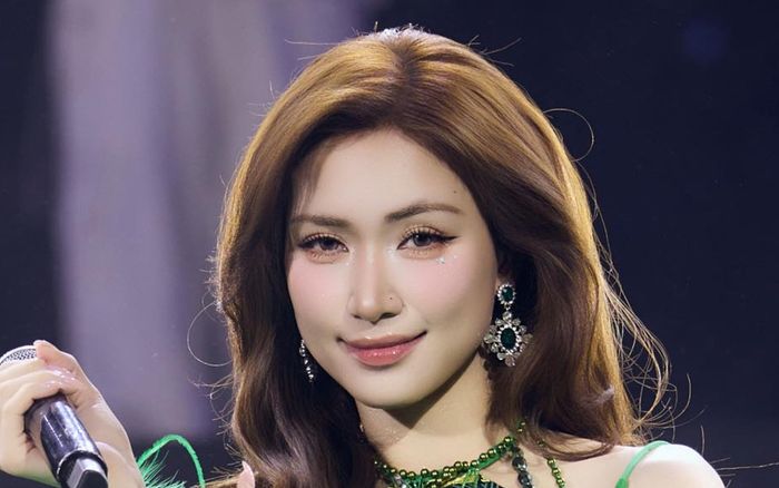 Hai bộ trang phục 'hút mắt người nhìn' của Hòa Minzy