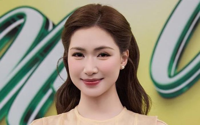 Những chiếc áo dài cho ngày Tết của Hòa Minzy