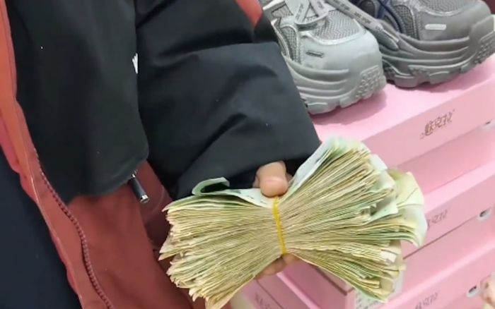 Cậu bé cầm xấp tiền đi mua đôi giày, chủ cửa hàng bật khóc sau khi nghe lý do