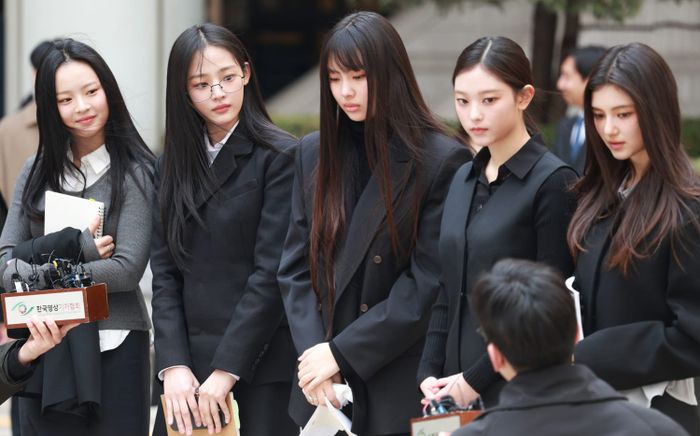 YouTuber hơn 400 triệu người theo dõi bị kéo vào ồn ào của NewJeans