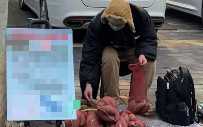 Cần hơn 7 tỷ đồng để điều trị ung thư cho vợ, người đàn ông gây xúc động khi bán khoai lang ven đường kiếm tiền