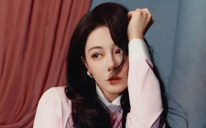 Địch Lệ Nhiệt Ba hoá công chúa cổ điển như bước ra từ tranh vẽ