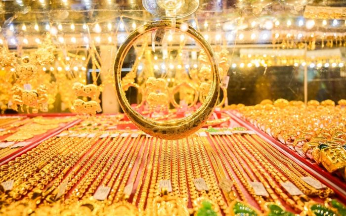 Tin tài chính hôm nay 8/1: Vàng điều chỉnh mạnh, USD tăng nhẹ