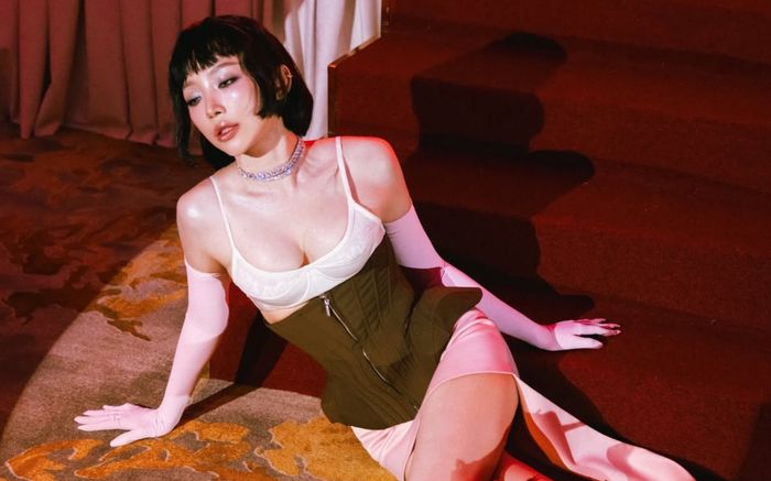 Tóc Tiên gây choáng với outfit táo bạo