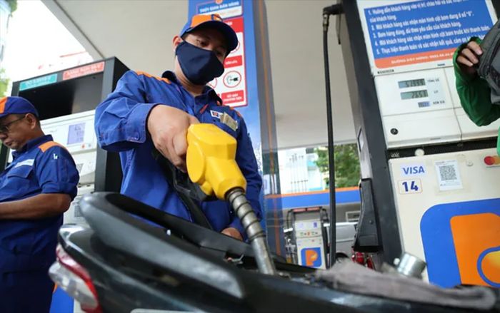 Giá xăng dầu hôm nay 8/1: Tăng giảm trái chiều