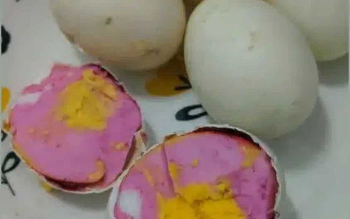 Người phụ nữ luộc trứng gà thì lòng trắng chuyển màu hồng, dân mạng lý giải nguyên nhân