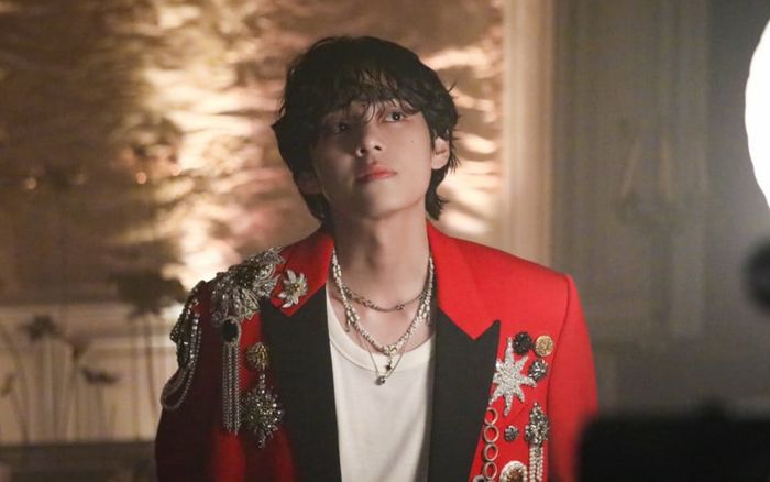 V (BTS) dẫn đầu tìm kiếm toàn cầu, được vinh danh là nam idol tiêu biểu nhất năm