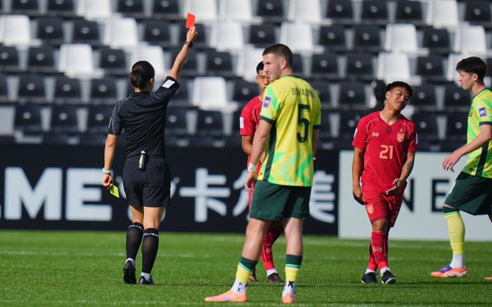 CĐV Thái Lan phản ứng khi U23 Thái Lan thua vì 2 tình huống VAR