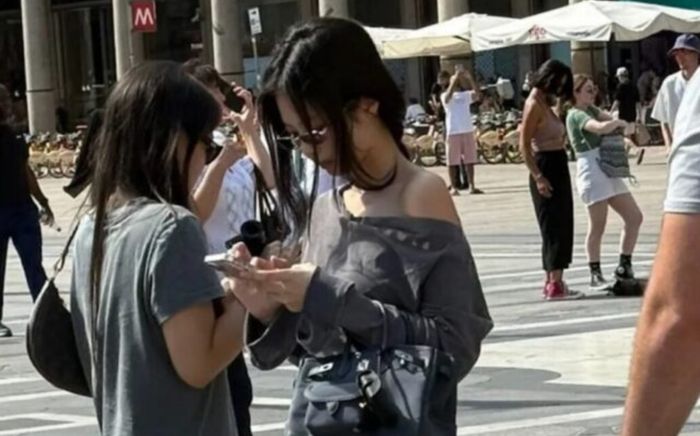 Jennie (BLACKPINK) được bắt gặp ở chốn đông người, trên tay cầm một vật gây 'choáng'