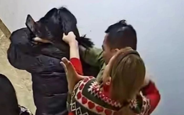 Công an vào cuộc vụ người phụ nữ bị hành hung tại hành lang chung cư ở Hà Nội