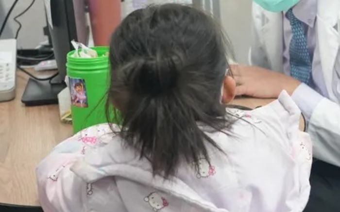 Bé gái 9 tuổi nhìn chữ đen thành xanh, bác sĩ phát hiện hội chứng hiếm gặp