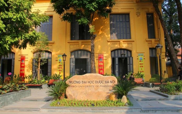 Nhiều sinh viên Trường đại học Dược Hà Nội bị buộc thôi học, xóa tên vĩnh viễn, cảnh báo học tập