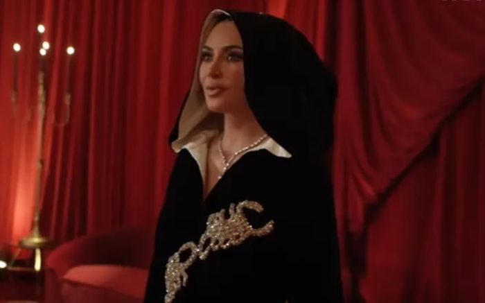 Người mẫu Kim Kardashian gây choáng khi đeo trang sức kim cương trị giá hơn 2,7 triệu USD