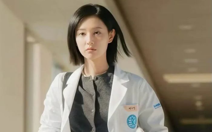 Kim Ji Won vừa trở lại, 'Bác sĩ X' đã gặp chuyện ngoài dự kiến