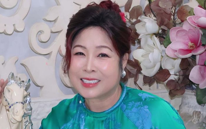NSND Hồng Vân đưa con trai sang Châu Âu