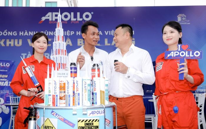 NSND Tự Long tham gia khu trải nghiệm Apollo Silicone, giao lưu cùng cộng đồng ngành cửa