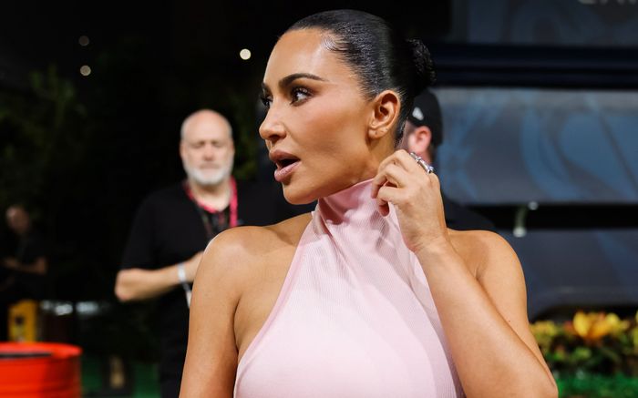 Kim Kardashian phối đồ hồng đồng điệu với túi Hermès xa xỉ